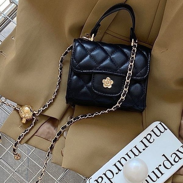 Bolso pequeño con cadena estilo Chanel 