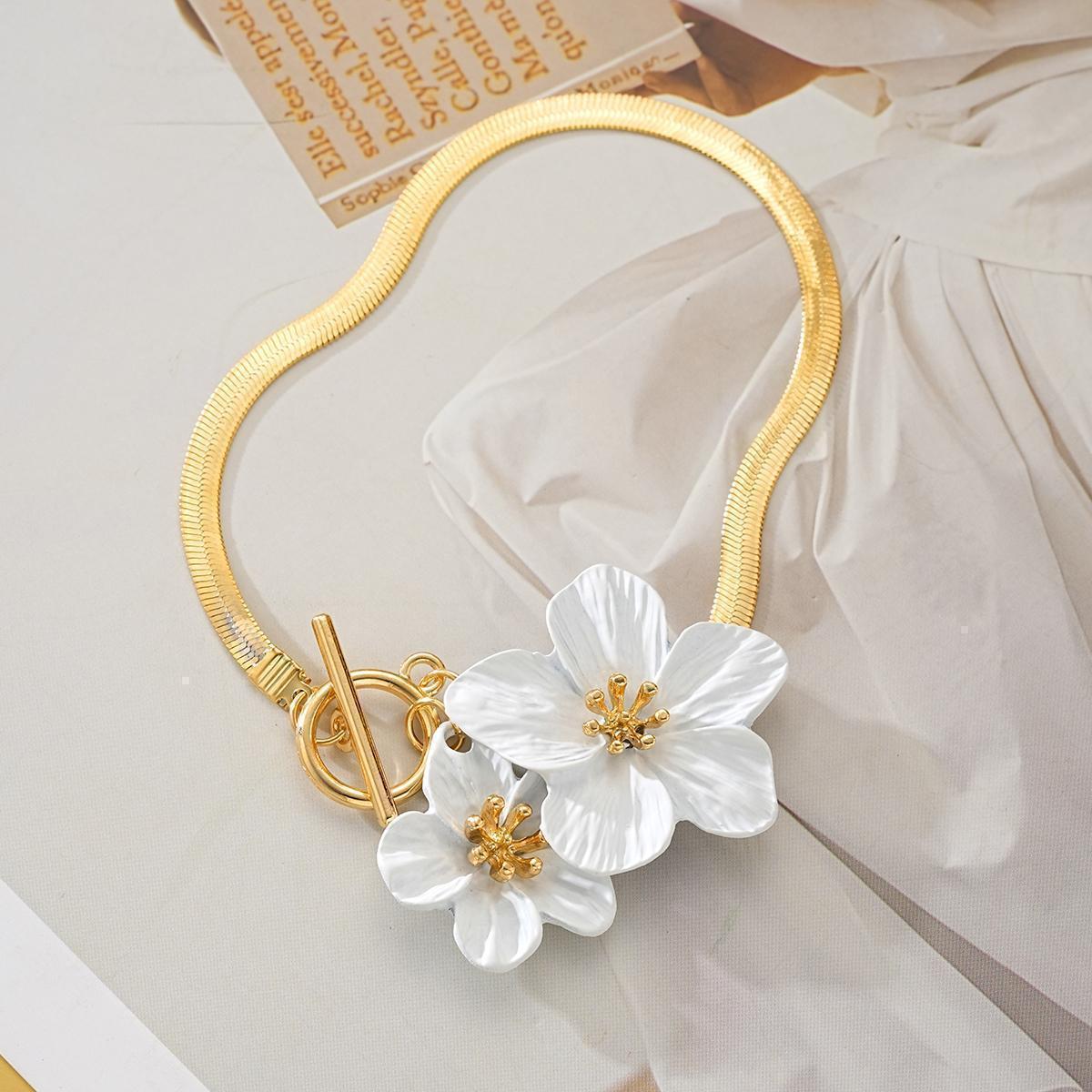 Tobillera con cadena de serpiente y flores blancas 