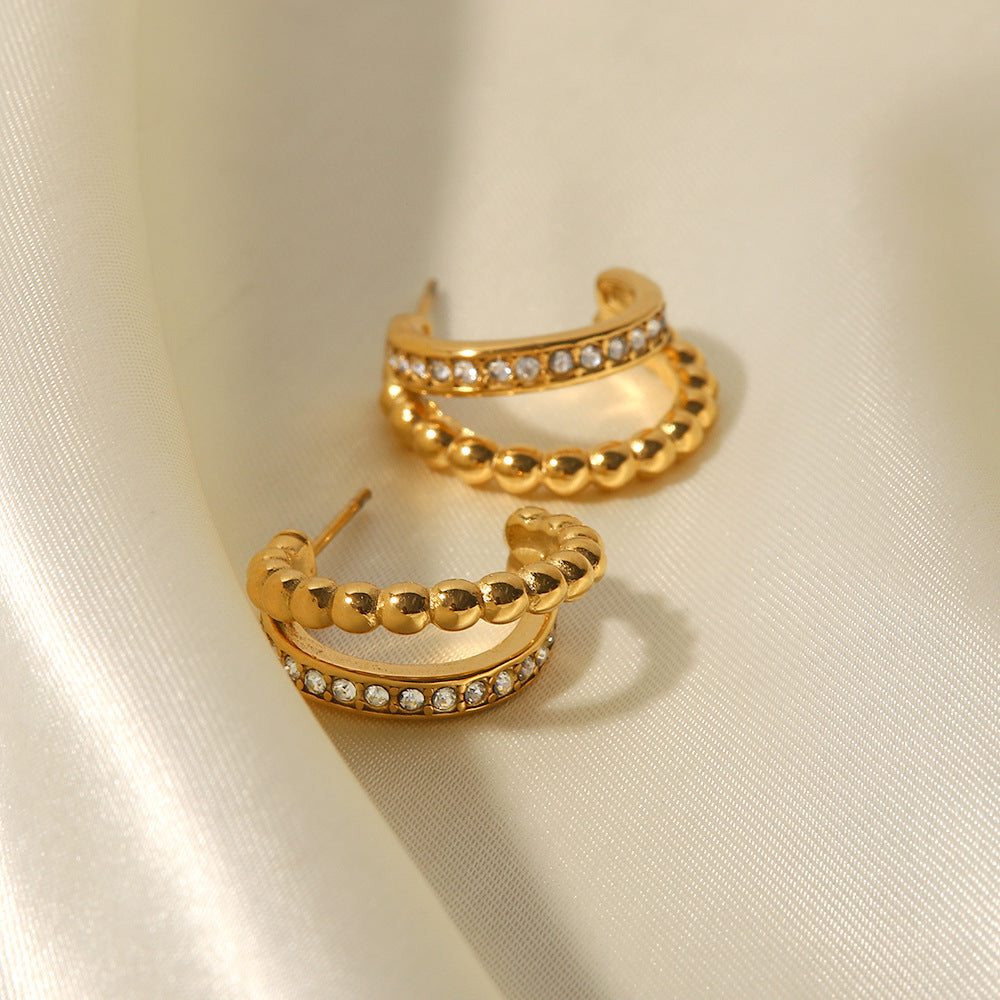 Los pendientes con forma de C y diamantes de imitación son versátiles 