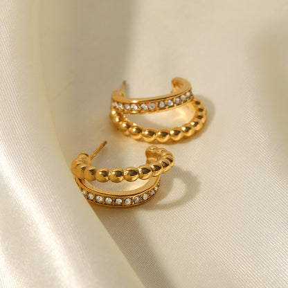 Los pendientes con forma de C y diamantes de imitación son versátiles 