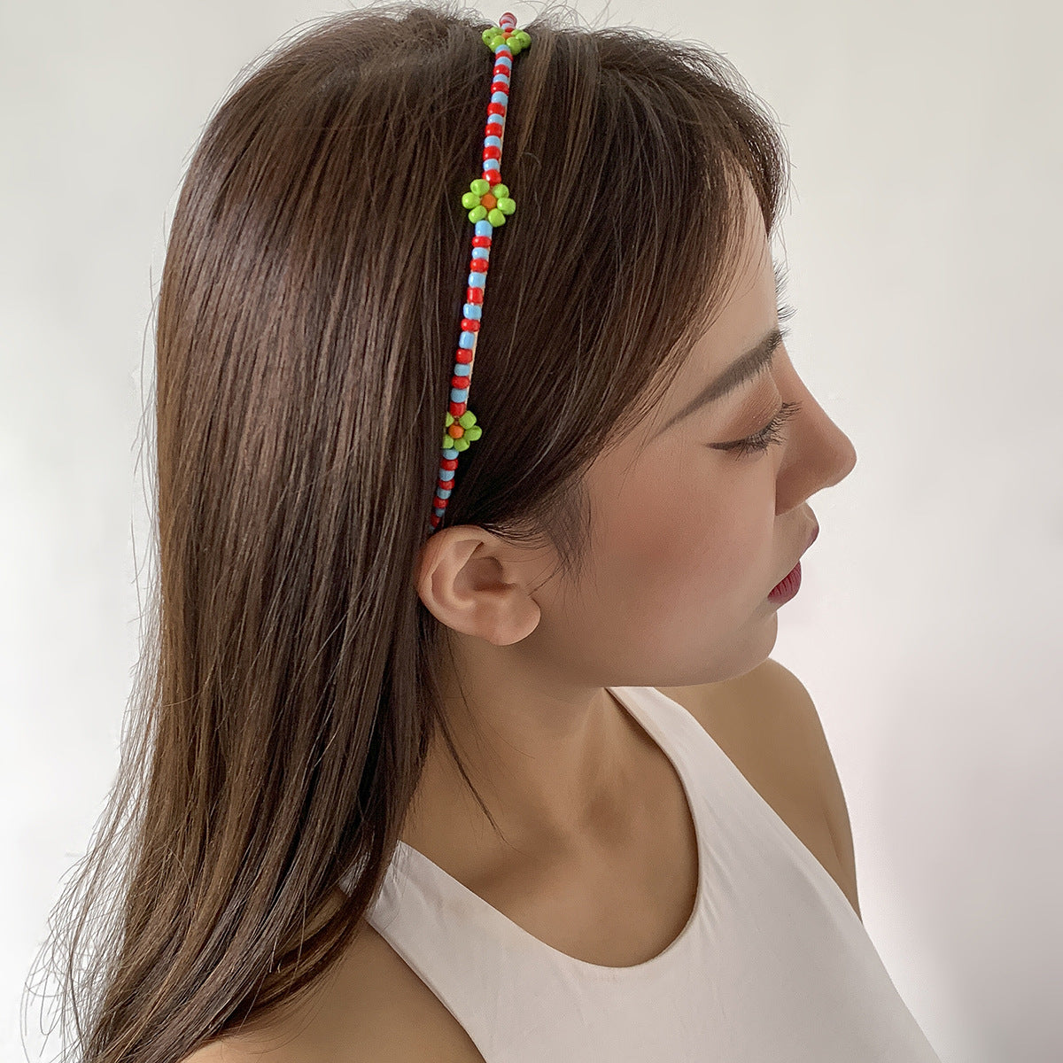 Accesorios para el cabello con margaritas en contraste 