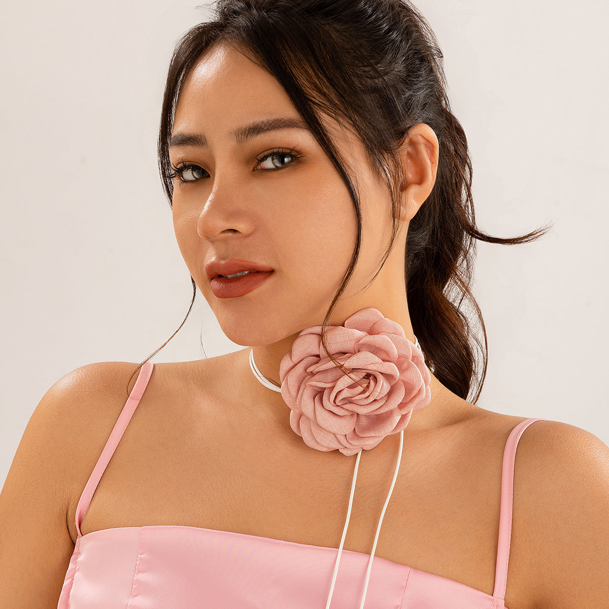 Collar de hilo encerado de cuero con flor de rosa roja 