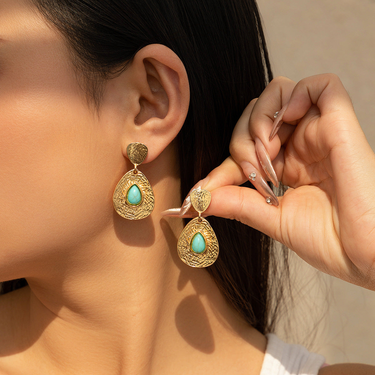 Droplet-shaped turquoise pleated stud earrings