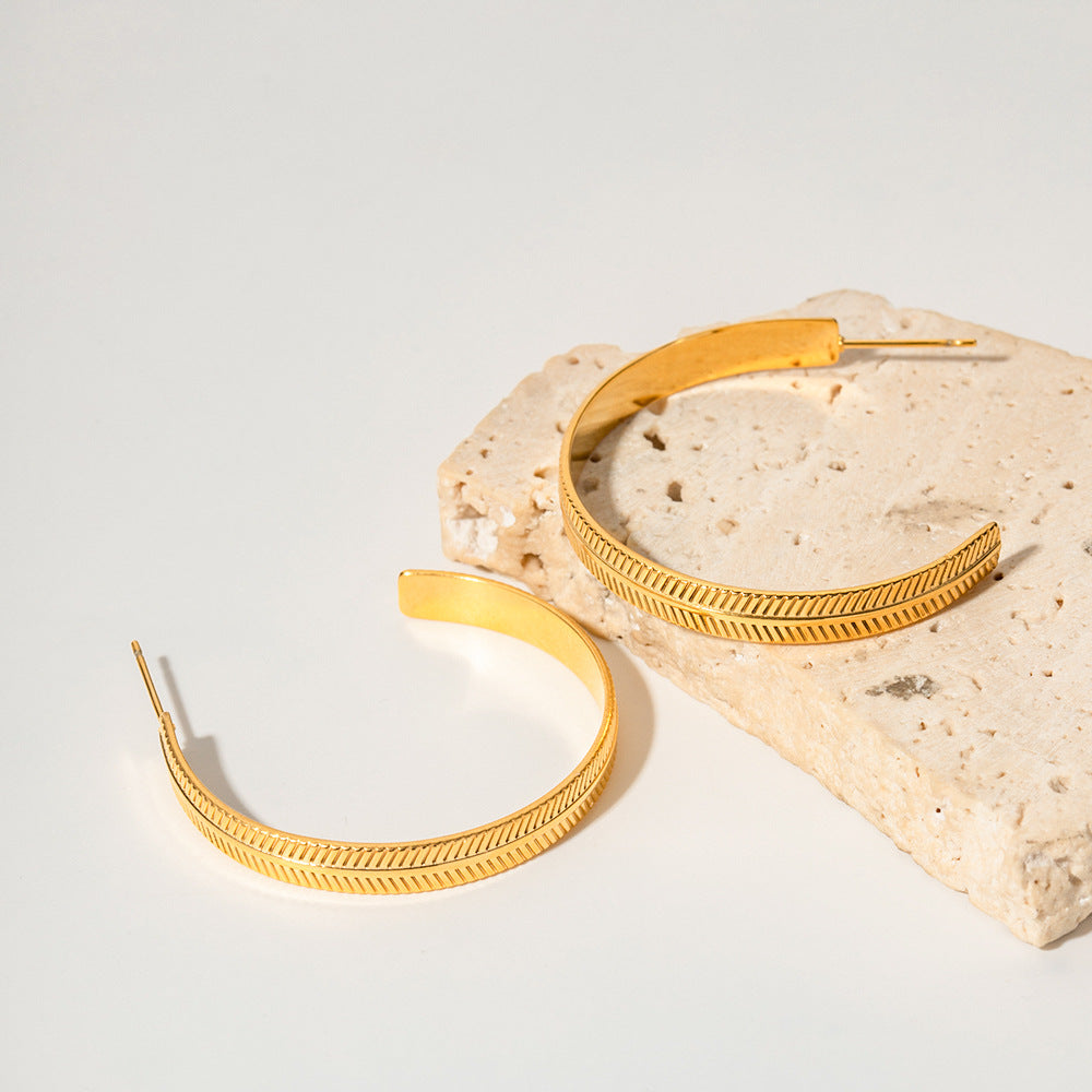 C-shaped geometric hoop earrings