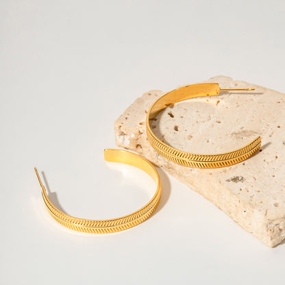 C-shaped geometric hoop earrings