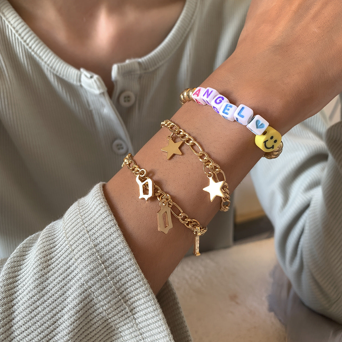 Pulsera con colgante de letra y cadena hueca