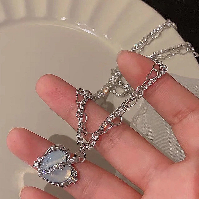 Collar de circonitas microincrustadas con corazón dividido 