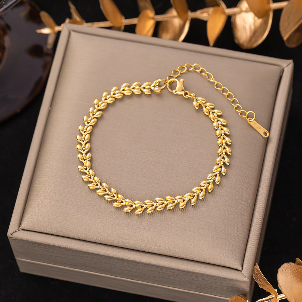 The new titanium steel bracelet is versatile for women