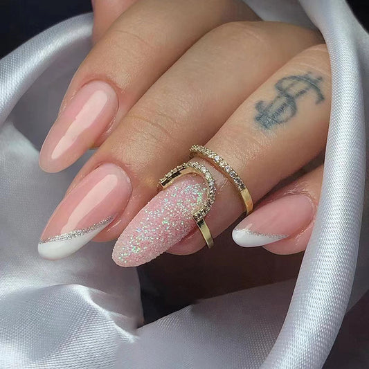 Uñas postizas francesas en forma de diagonal, minimalistas y ovaladas 