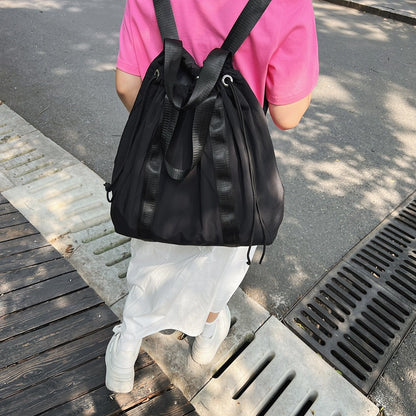 Mochila de mano en tejido de nailon de color liso 