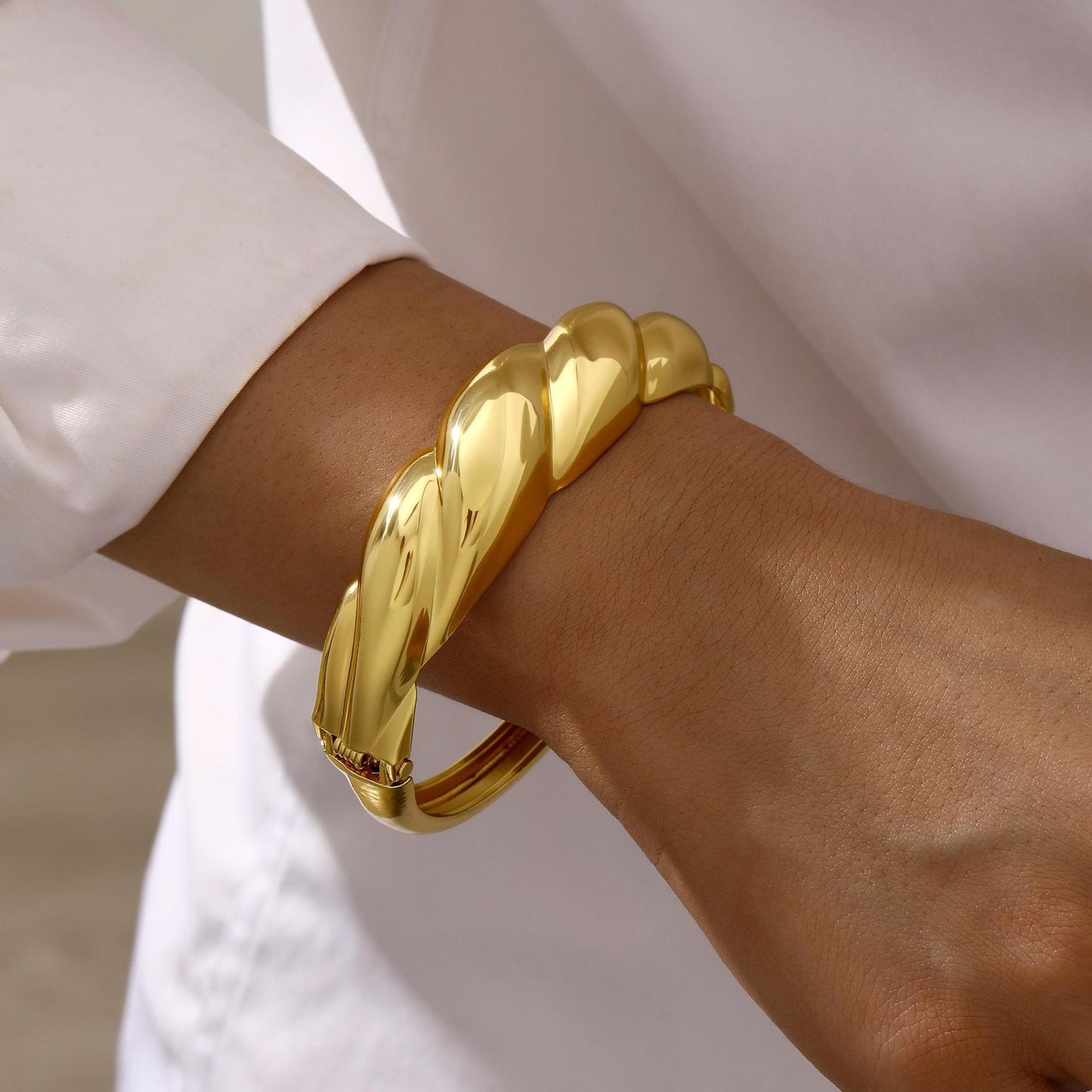 Wide-Brim Mirror Opening Bracelet