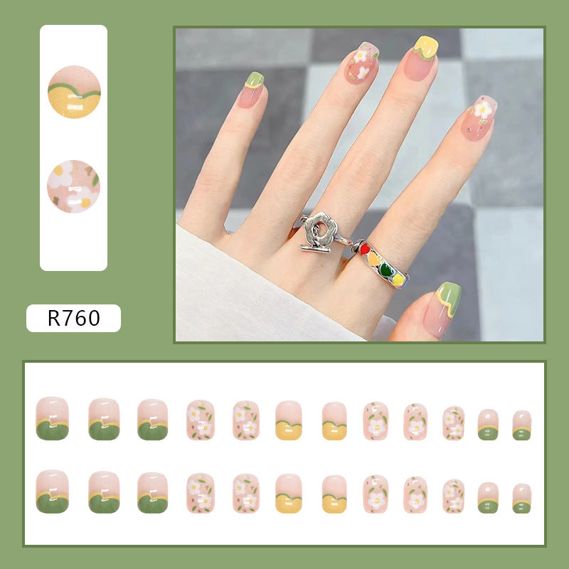 Uñas con diseño floral en tonos amarillo y verde para primavera y verano 