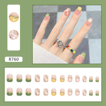 Uñas con diseño floral en tonos amarillo y verde para primavera y verano 