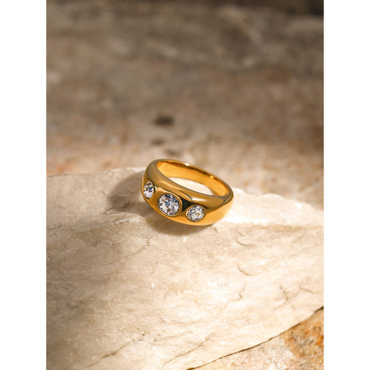 Anillo sencillo de tres circonitas 