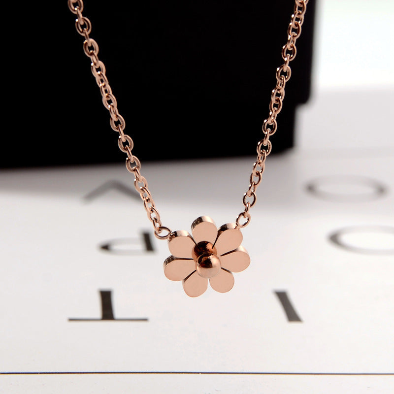 Small daisy titanium steel necklace