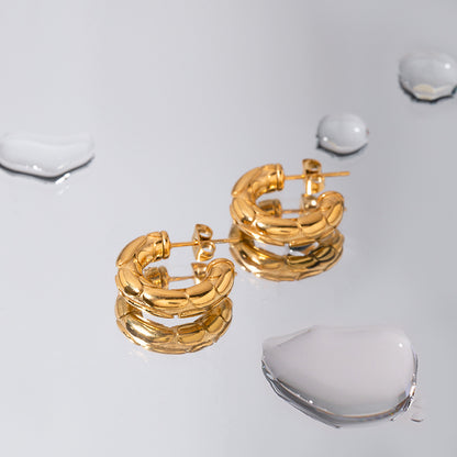 Thick C-shaped earrings with embossed snake print
