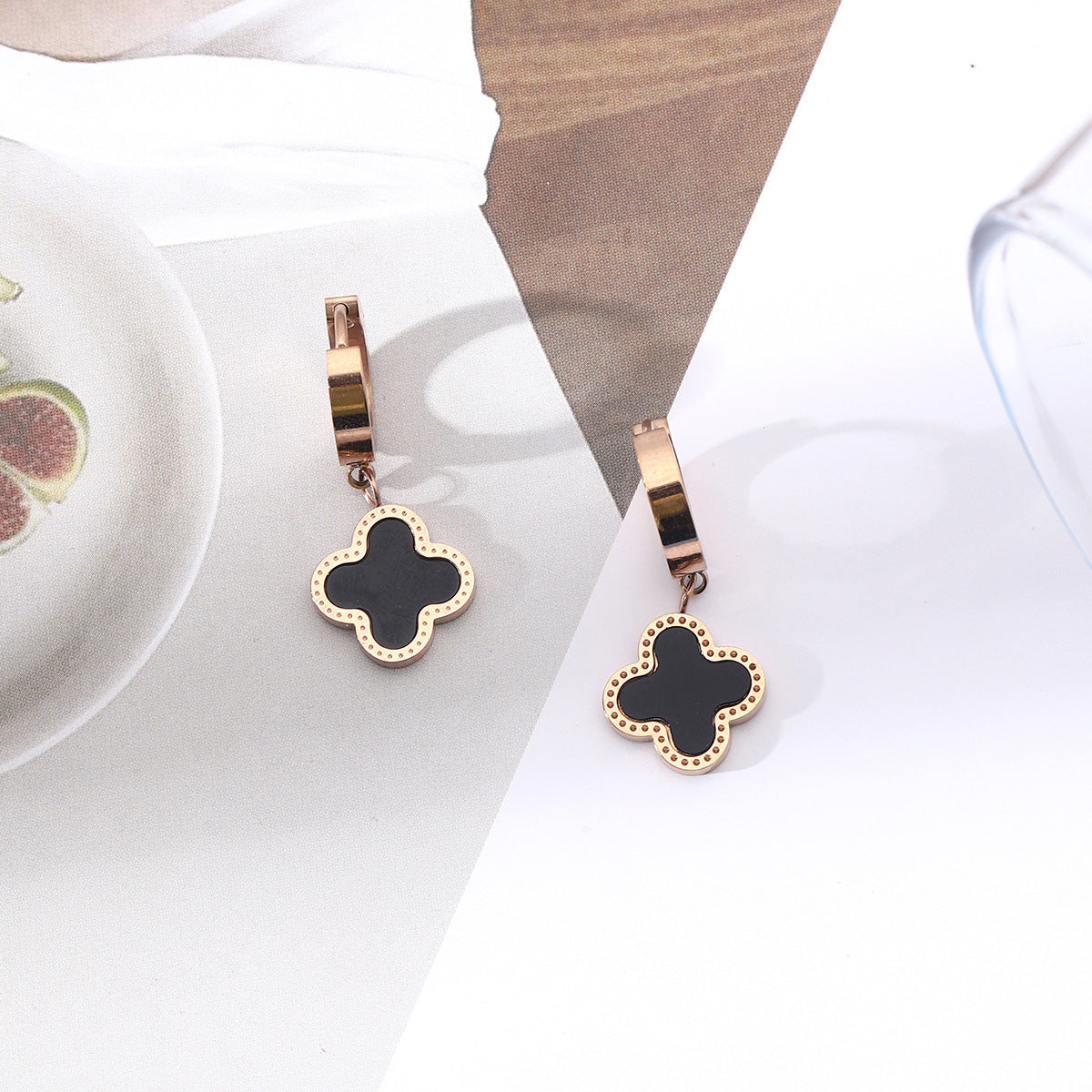 Four-leaf clover ear buckle