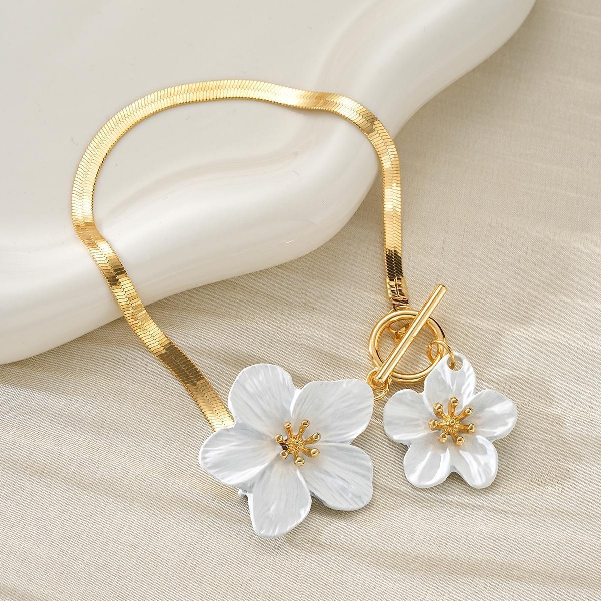 Tobillera con cadena de serpiente y flores blancas 