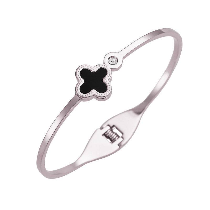 Shell four-leaf clover bracelet