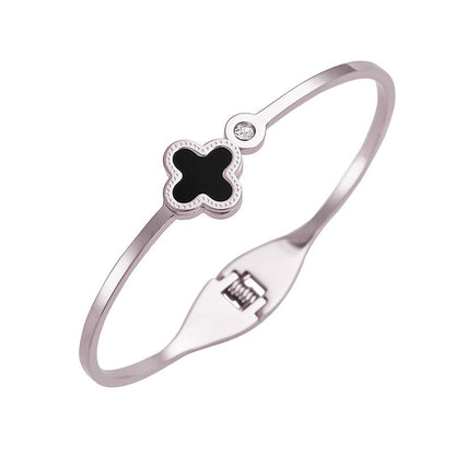 Shell four-leaf clover bracelet