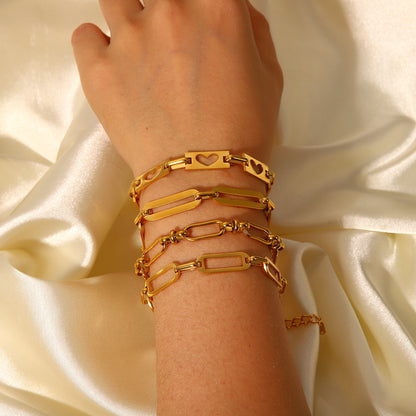 Pulsera con hebilla cruzada y cadena hueca 