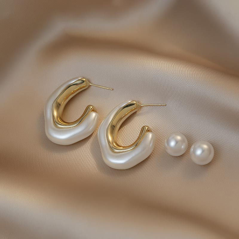 Pendientes de perlas irregulares blancas en forma de C 
