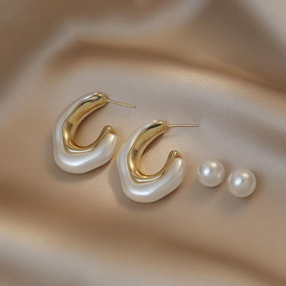 Pendientes de perlas irregulares blancas en forma de C 