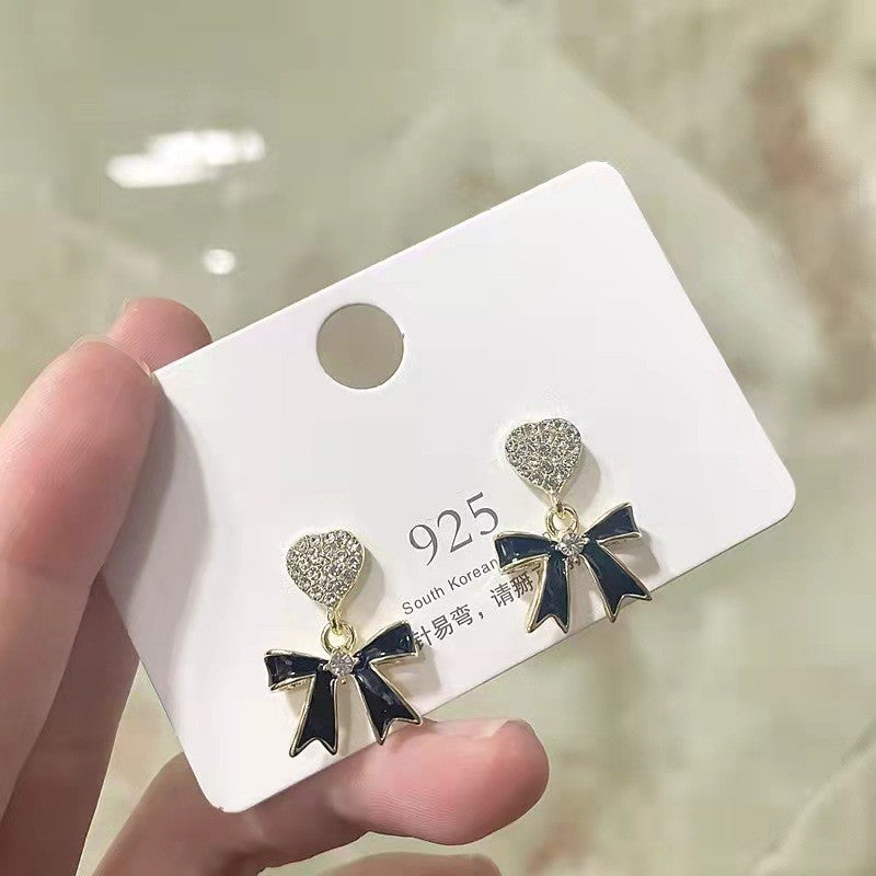 Pendientes sencillos de amor con lazo negro 