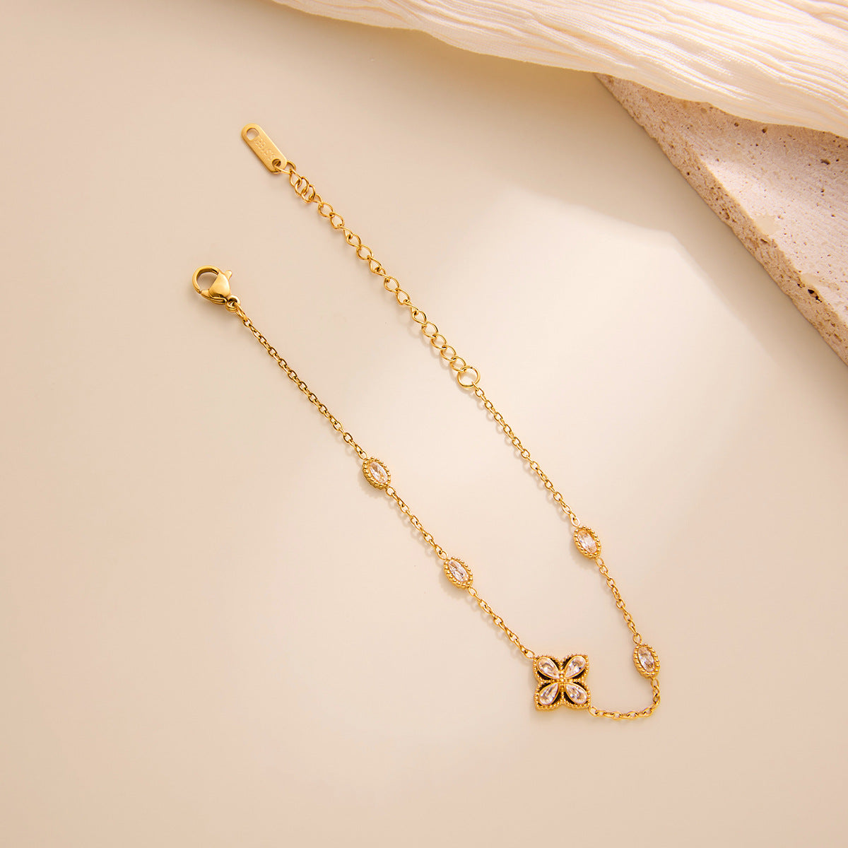 White Diamond Four-Leaf Clover Bracelet — Women's Light Luxury