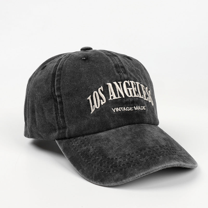 Gorra bordada con letras vintage 