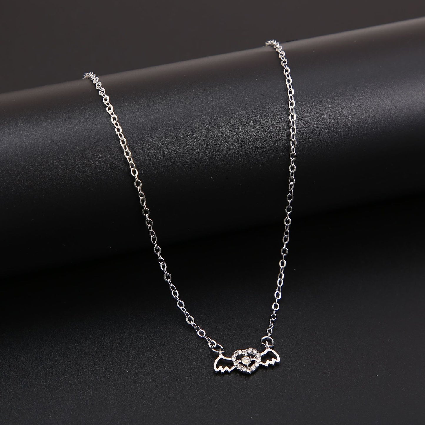 Collar con alas de corazón de Cupido 