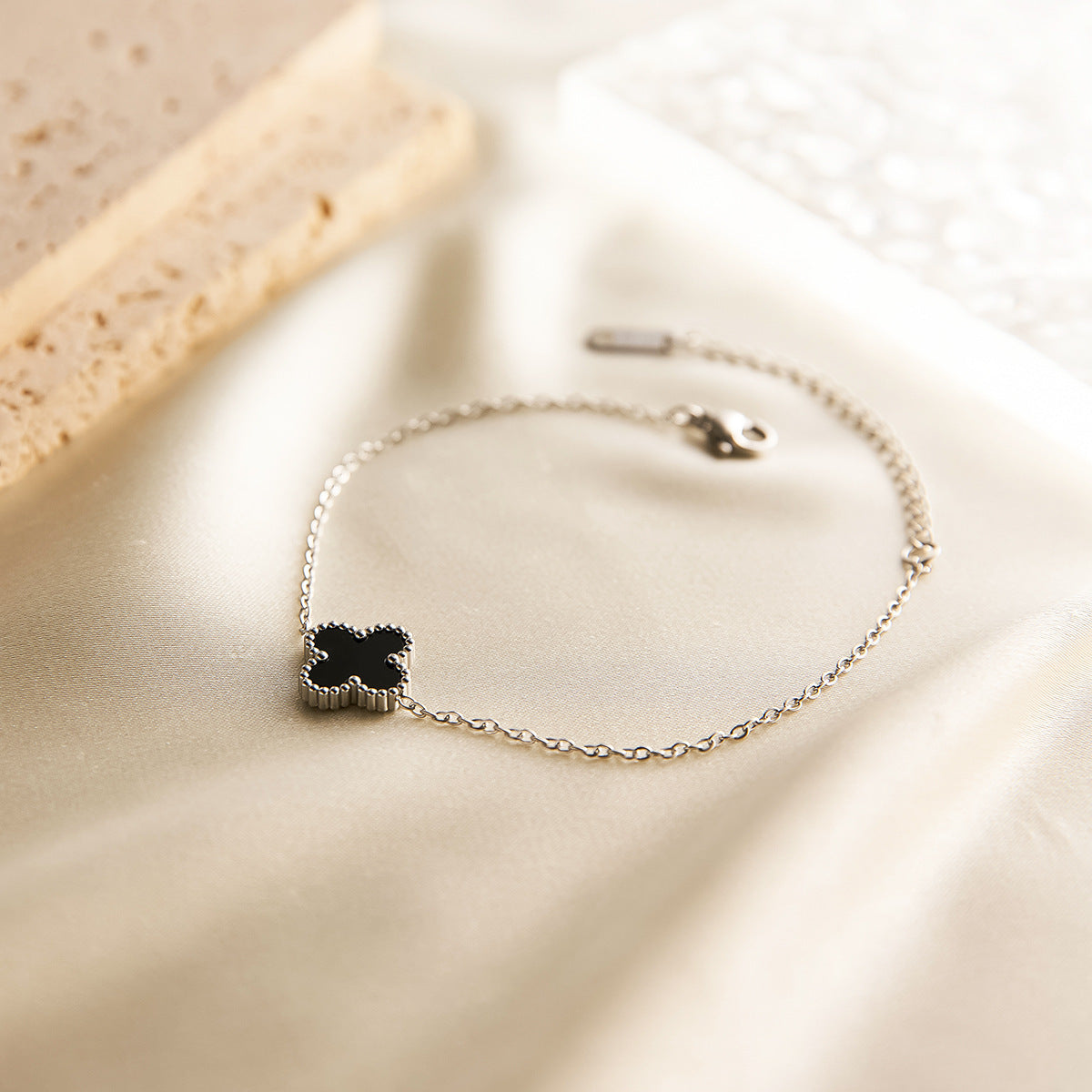 15mm 18K Gold Double-Sided Clover Necklace — Flower & Diamond on Grooved Collarbone Chain