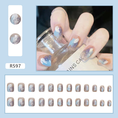 Uñas de color azul hielo puro 