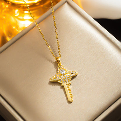 Colar Vivienne Full Diamond Saturn Key, design moderno 