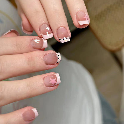 Uñas cortas de bailarina con diseño de gato francés en degradado rosa 