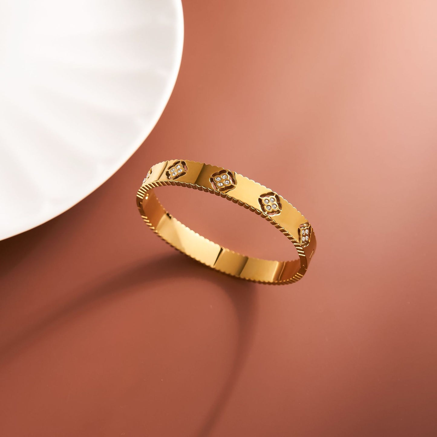 Women's 18K Gold Four-Leaf Clover Bracelet with Diamond Clasp