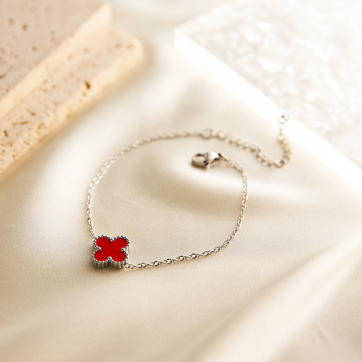 15mm 18K Gold Double-Sided Clover Necklace — Flower & Diamond on Grooved Collarbone Chain