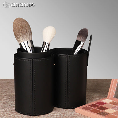 Soporte portátil para brochas de maquillaje. 