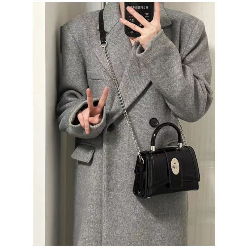 Bolso de moto de charol con cadena texturizada premium 