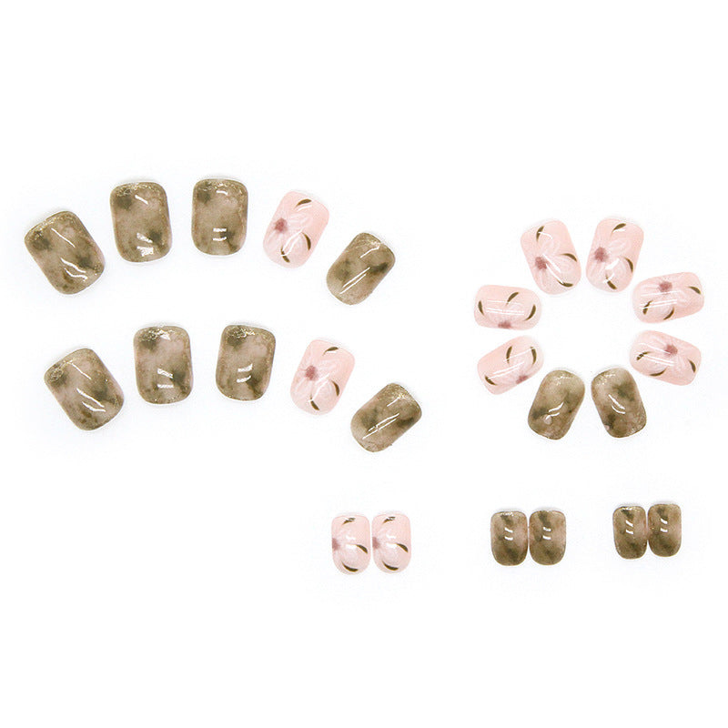 Uñas cortas con diseño de camelia fresca y natural 