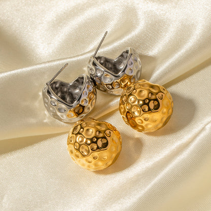 Spherical hammered gold earrings with zircon
