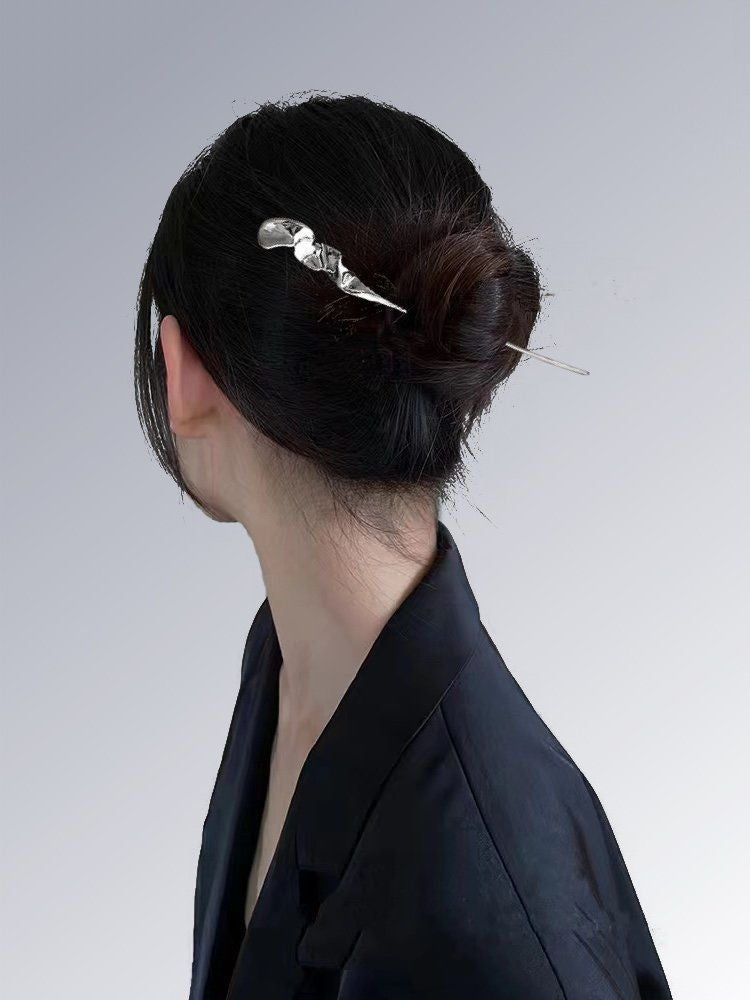 Streamlined metal hairpin