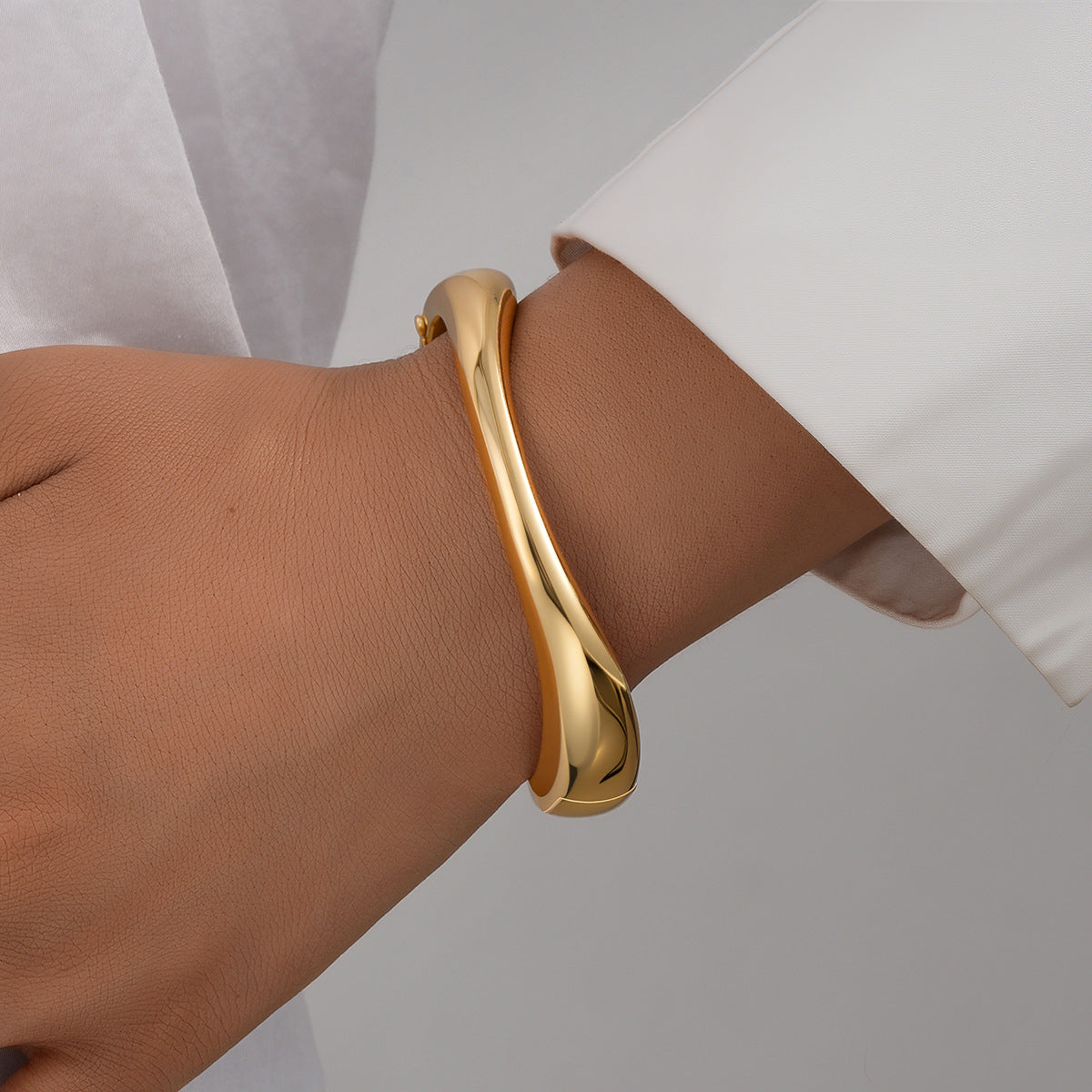 Streamline Metal Hug Spring Bracelet