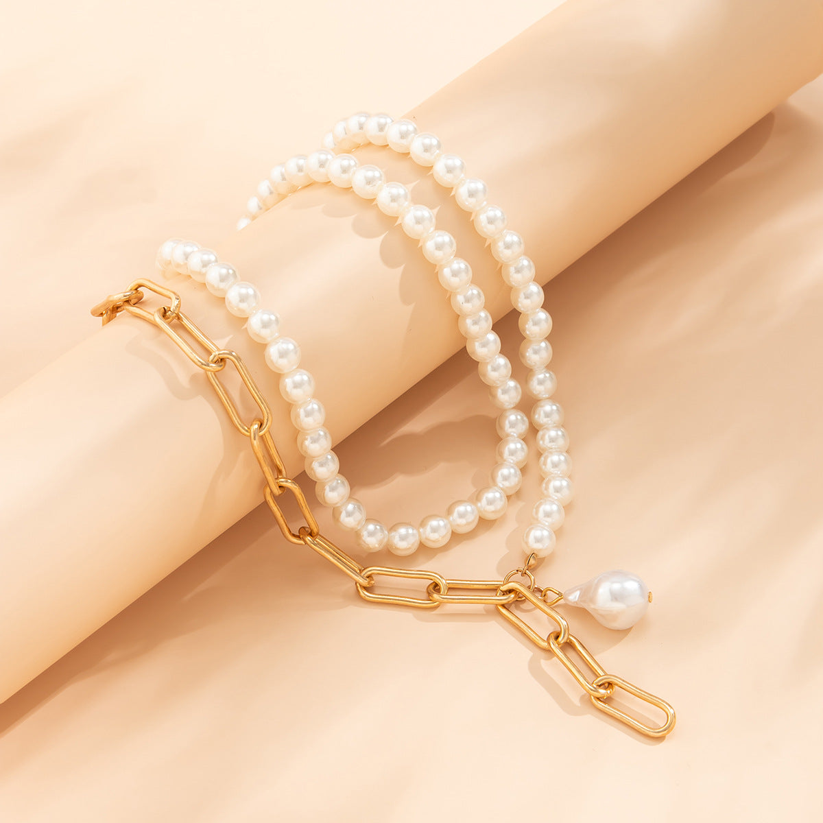 Simple Baroque imitation pearl necklace