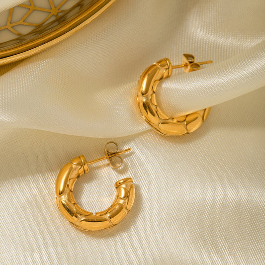 Thick C-shaped earrings with embossed snake print
