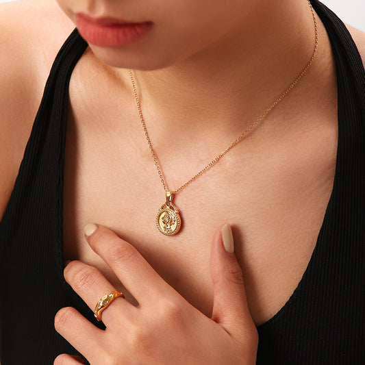 Collar con colgante de moneda con cabeza de reina 