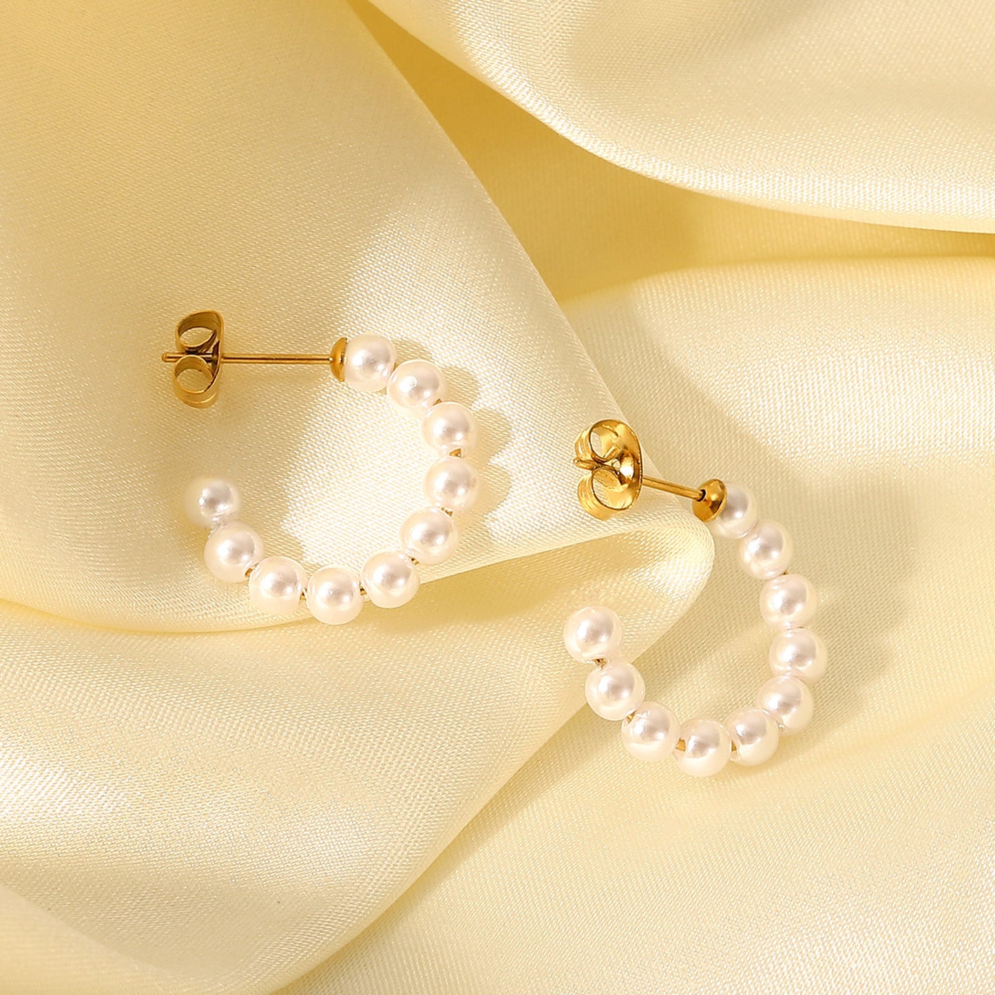 Pendientes de perlas en forma de C 