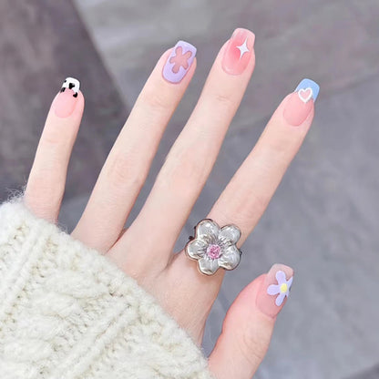 Uñas cortas con forma de corazón y estrella con flores 