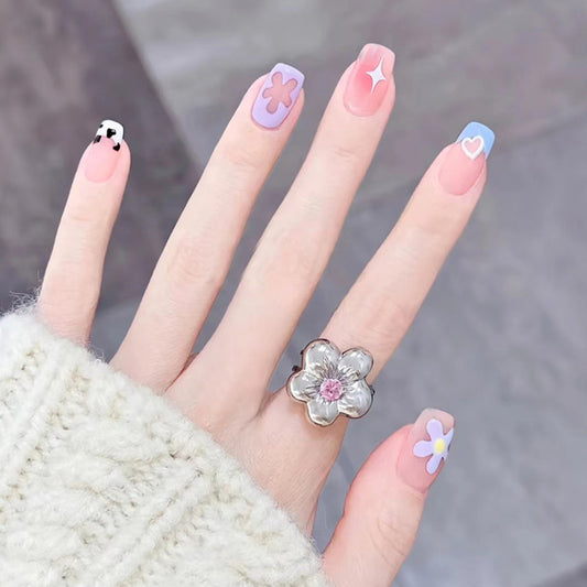 Uñas cortas con forma de corazón y estrella con flores 