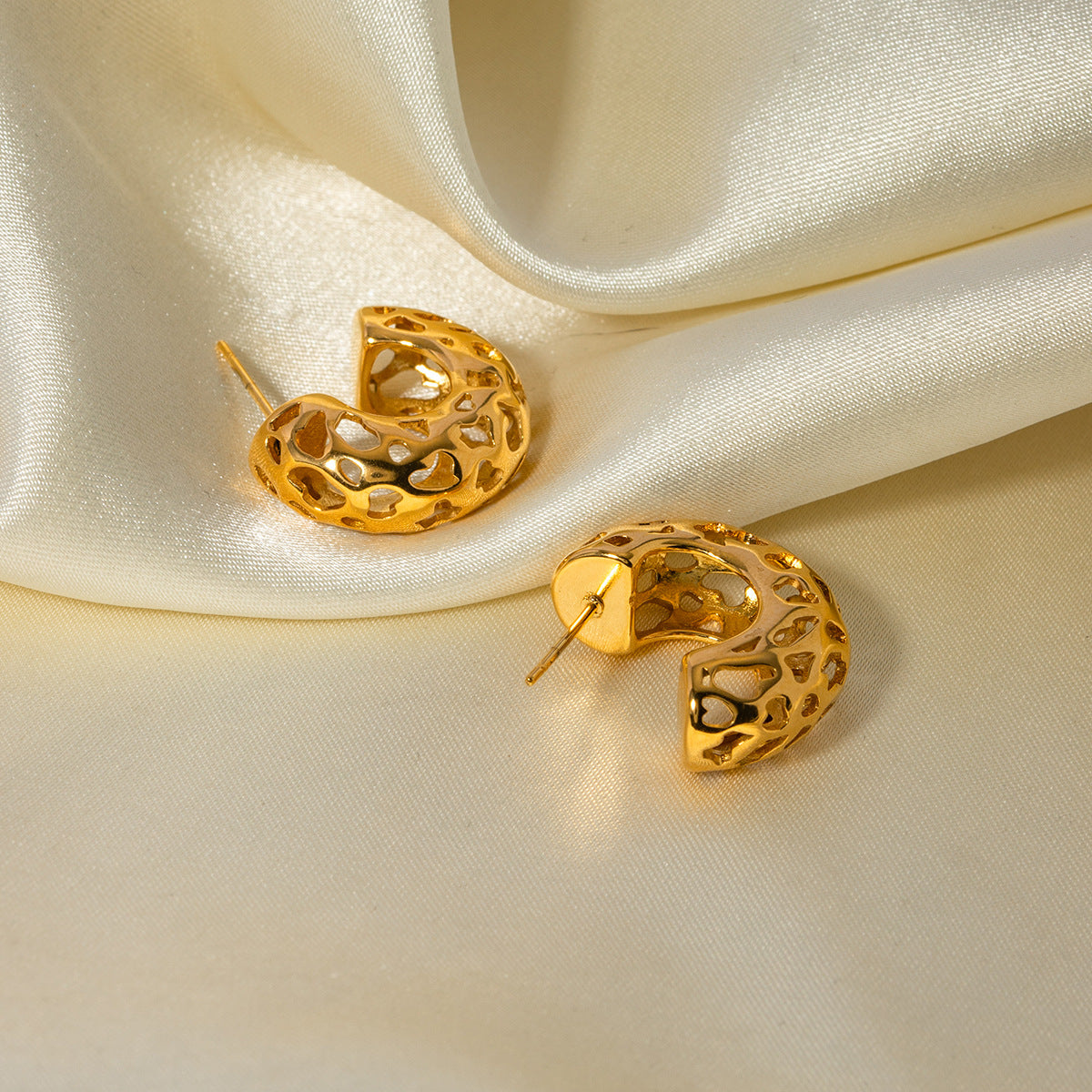 Pendientes huecos pequeños en forma de C 